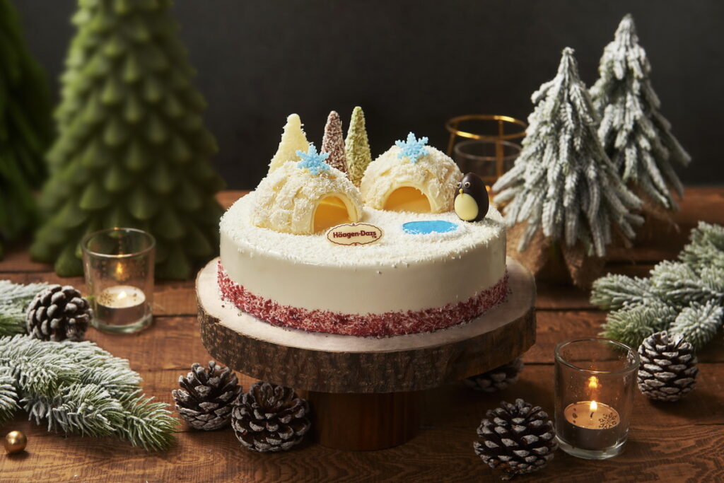 白雪皚皚的極地，森林前的可愛冰屋與企鵝準備就緒，呼喚所有紅絲絨蛋糕的愛好者，一起為冬日的歡聚加溫！
