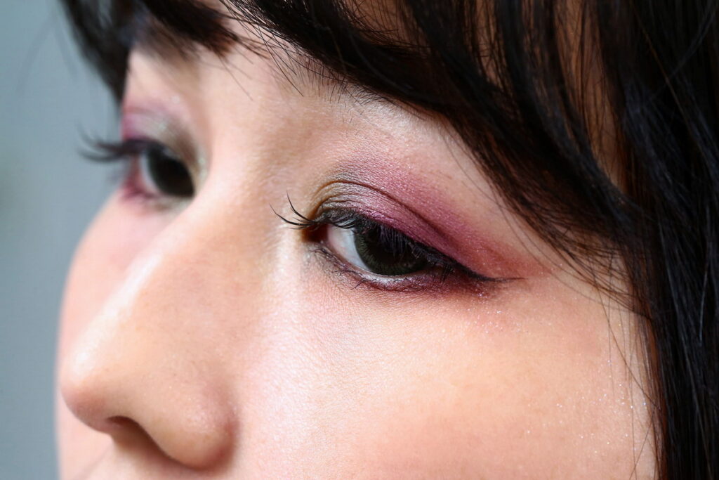 【銅綠 X 數碼薰衣草】掃上2／3眼皮的紫色眼影，眼頭接續以綠色眼影畫上後再以點壓方式