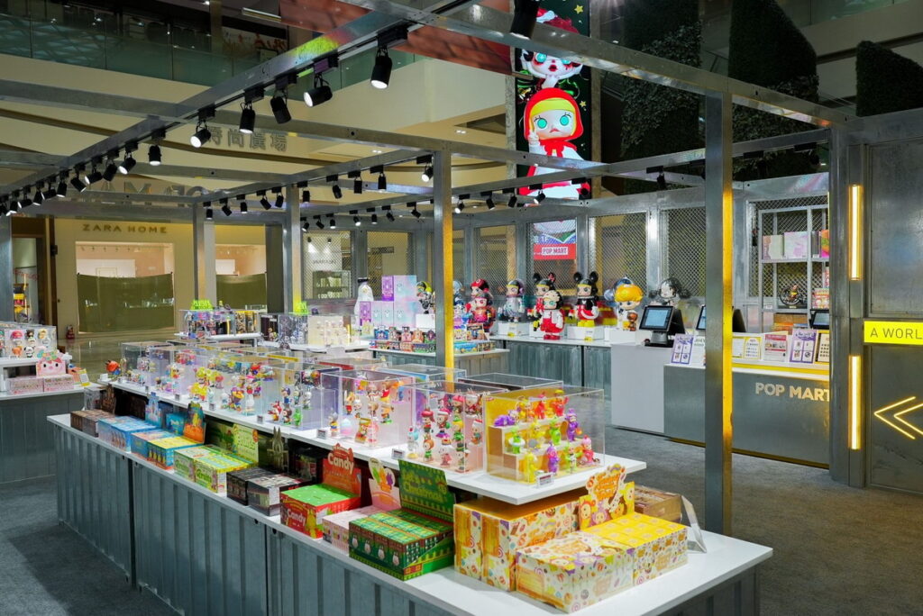 各款超人氣系列在宛如潮流精品店的門市內一字排開，打造屬於「娃友」的購物天堂。