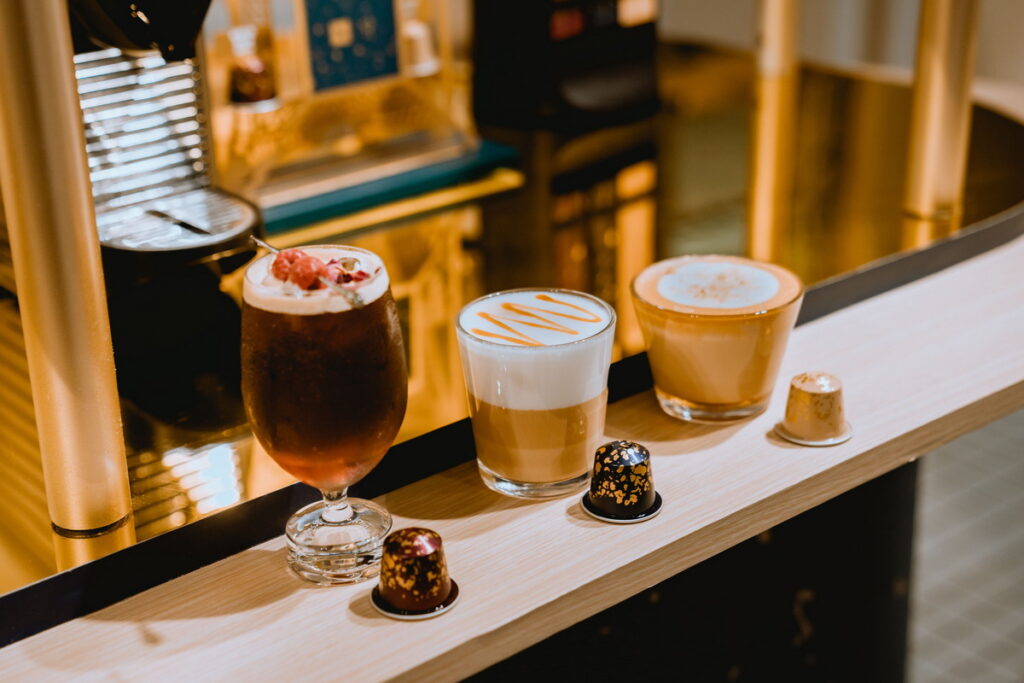 「Nespresso星耀巴黎限定Café」現場，將於每個周末獨家提供以三款聯名星耀巴黎系列咖啡為基底，融合奶香、焦糖、榛果、覆盆莓等不同食材風味調製出的創意咖啡特調 