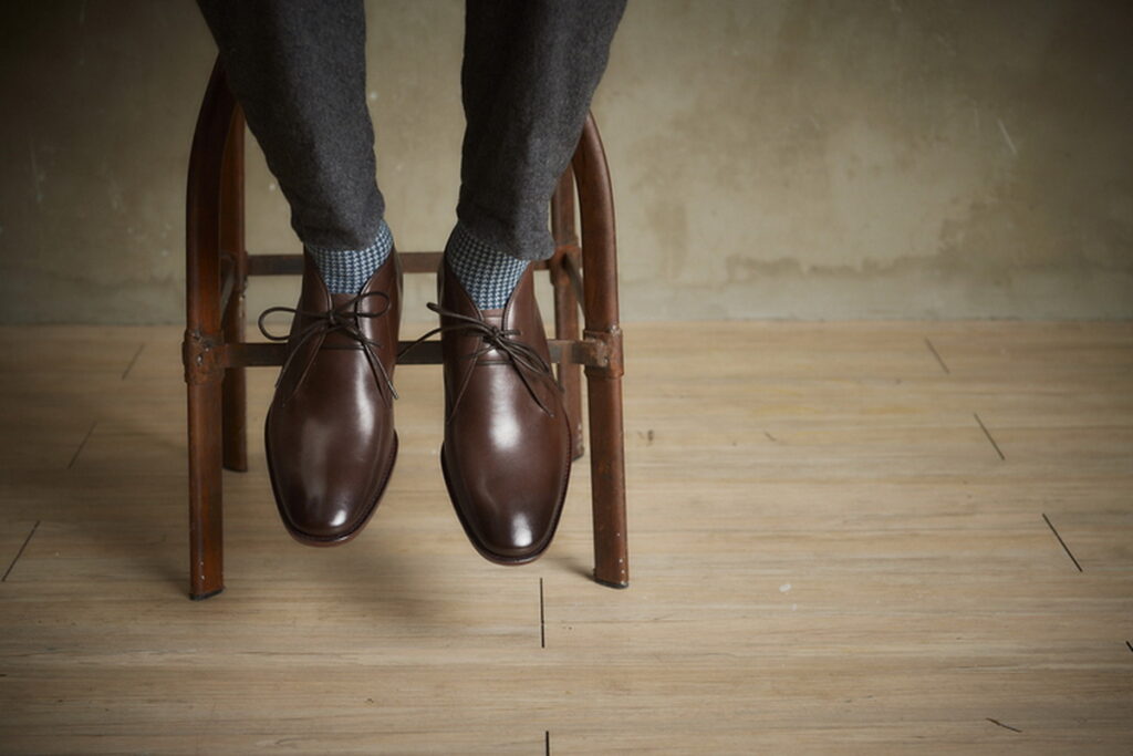 -低筒靴外型較為接近正式皮鞋，褲長蓋住筒身就是一雙上班用的靴款。