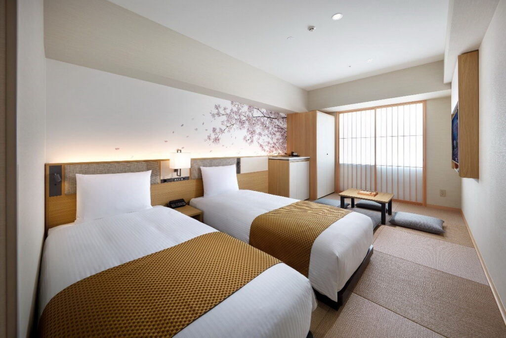 「VILLA FONTAINE GRAND 羽田機場」和洋室，配備兩具洋床並鋪設榻榻米的和洋混合房型，提供旅客新鮮多重的住宿享受。（照片來源：ⒸSumitomo Fudosan Villa Fontaine Co., Ltd.）