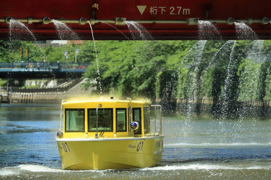 發揮精巧船身的特性，暢行於低矮橋梁下、狹窄運河間，提供與眾不同的水上視角。（圖片來源：ⒸTOKYO WATER TAXI）