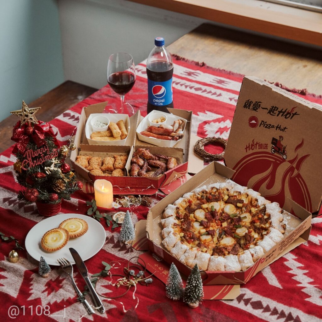耶誕、跨年餐廳訂不到位？必勝客奢華款「白蘭地牛排干貝比薩」搭配「嘉年華海陸起司拼盤」讓你家就能享受豪華盛宴