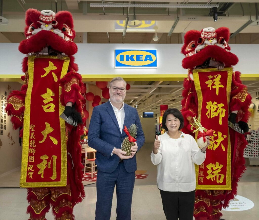 IKEA嘉義城市店於今（26）日盛大開幕，由DFI零售集團IKEA集團董事與嘉義市長黃敏惠共同揭幕