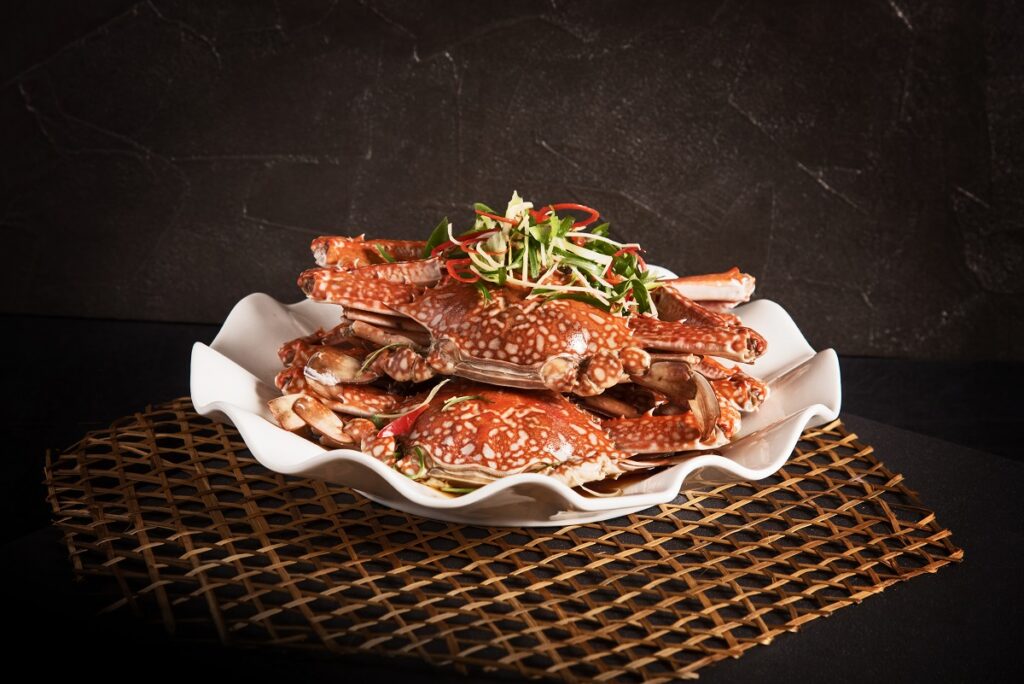 簡單提味就能帶出螃蟹的鮮味，以身型較飽滿、咀嚼起來肉感較多的花蟹搭配簡單的調味製作的「蔥油清蒸蘭花蟹」，是愛吃的饕客不可錯失的菜色之一。(圖六福旅遊集團提供)