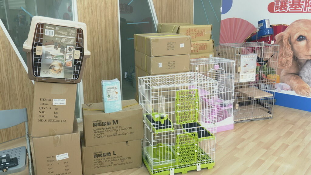 圖說:東森集團捐贈寵物籠、尿布墊、主食罐、尿布、零食等物資，價值20萬元。

