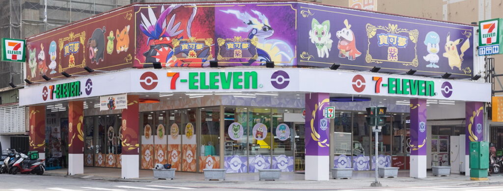 7-ELEVEN與寶可夢公司攜手合作推出高雄首家「寶可夢主題店」，並以最新遊戲《寶可夢朱紫》為主題，由皮卡丘帶領新初期三隻夥伴「新葉喵、呆火鱷、潤水鴨」，與玩家一起感受寶可夢的魅力。