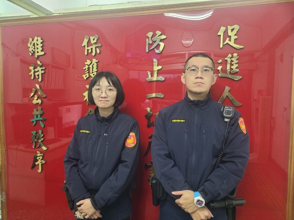 北投分局關渡派出所警員林柔君(左)、警員林俊佑(右)。