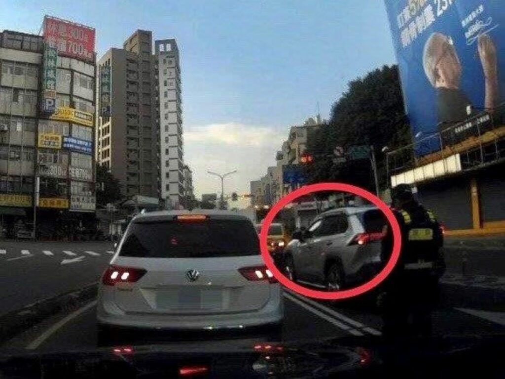 蔡男於車上呼呼大睡,造成後方車流回堵。