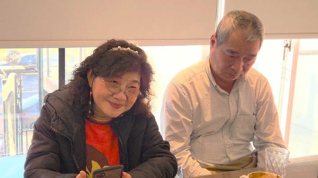 空中大學加拿大服務處執行長梁玉燕伉儷。(圖/陳惠玲攝影)