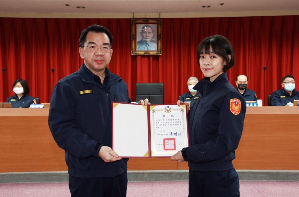 局長楊源明（左）頒獎給婦幼警察隊績優員警林翌婷（右）