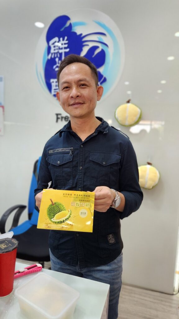 「鮮物配」總經理林建成介紹其自家公司主要進口泰國榴槤商品。（圖/陳惠玲攝影）