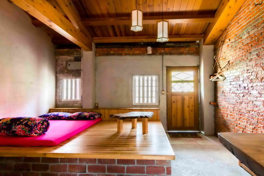 「新北市」九份附近的「天馬旅宿」改建自百年老屋，旅人可睡在古色古香的日式通鋪上。(圖片由Booking.com提供)
