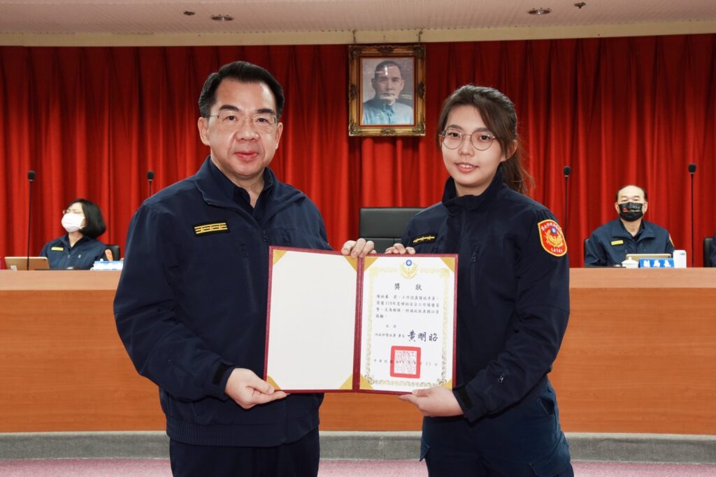 局長楊源明（左）頒獎給婦幼警察隊績優員警陳柏蓁（右）