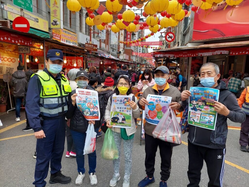 臺北市保安警察大隊於大稻埕迪化年貨大街入口處，進行預防犯罪宣導。