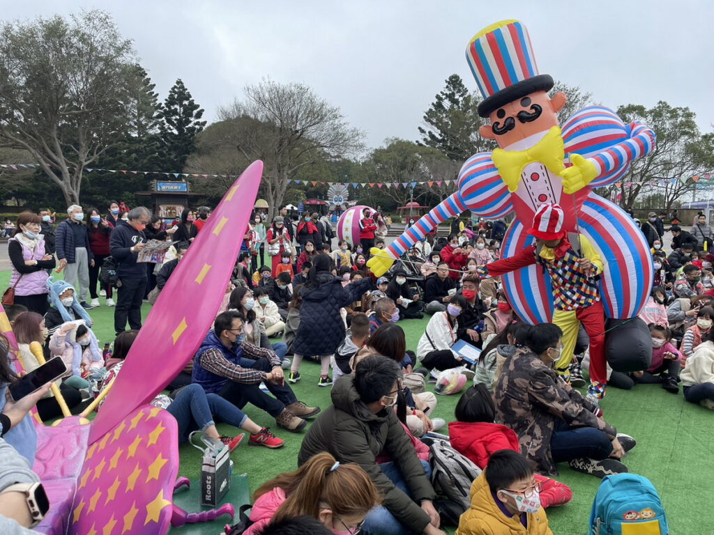 3.5米高充氣小丑近距離互動、繽紛氣球、雜耍拋環、光立方體戲耍和馬戲大鐵環，還沒體驗過的民眾快到六福村享受這精彩無比的馬戲嘉年華