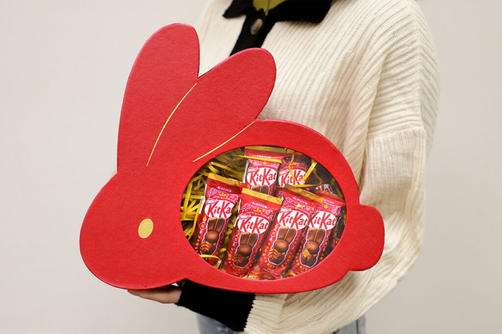 .巧克力X威化夾心香脆口感層次豐富，吃雀巢奇巧KitKat幸運兔威化巧克力，讓你順利、美好一整年！
