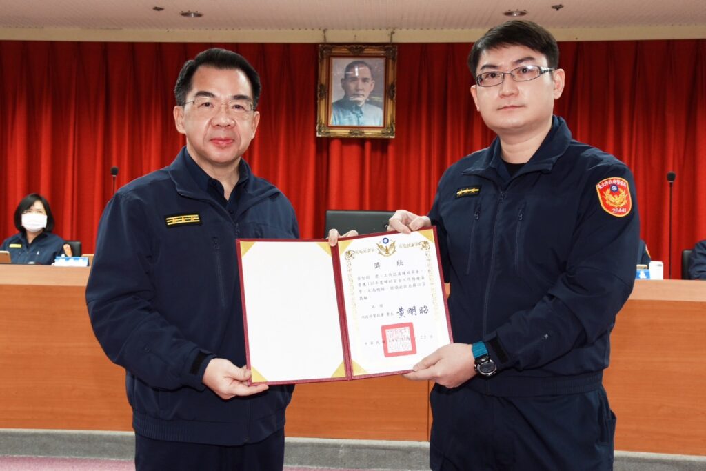 局長楊源明（左）頒獎給婦幼警察隊績優員警黃智尉（右）