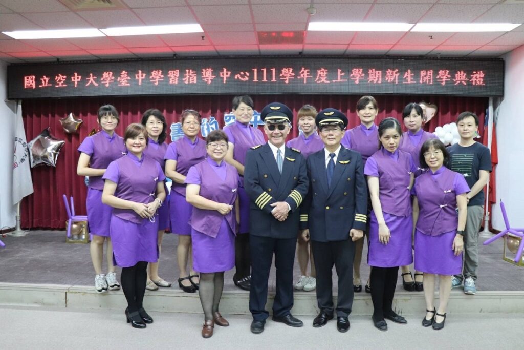 空大副校長沈中元與台中指導中心團隊扮裝迎新生合影。(圖/副校長沈中元提供)