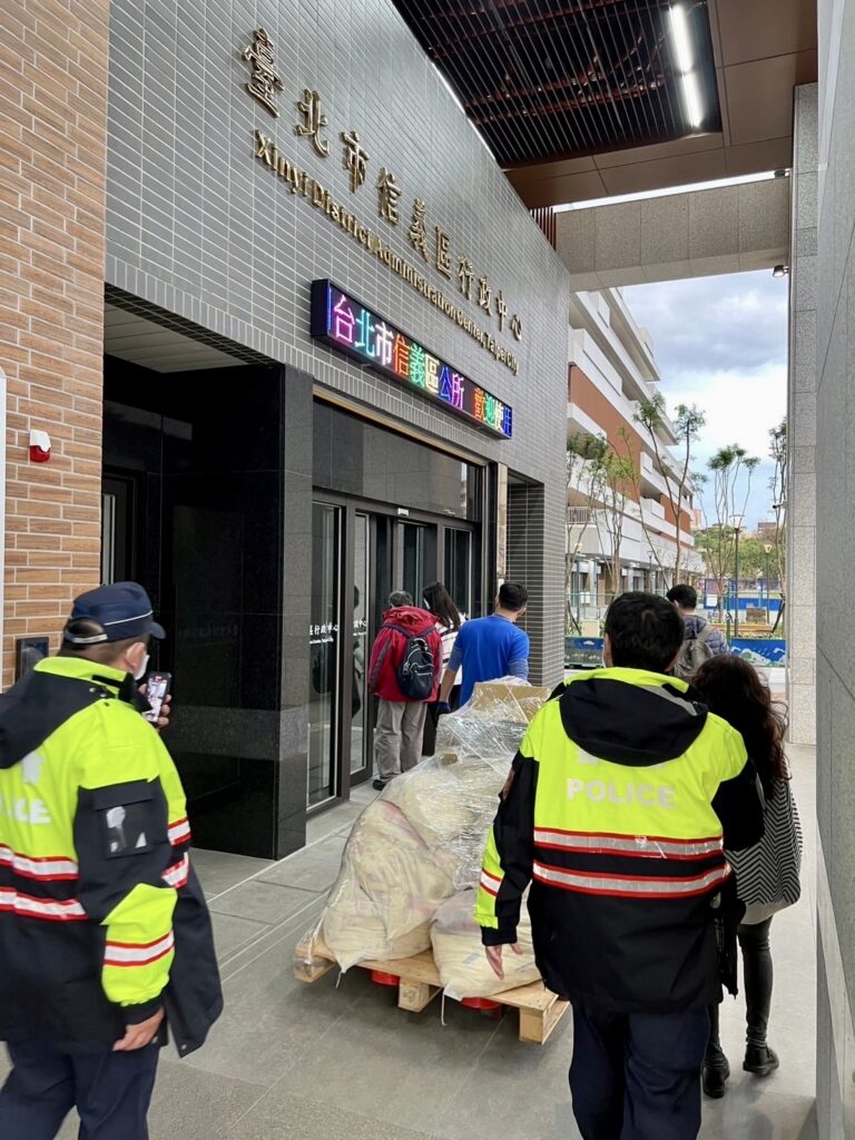 臺北市保安警察大隊安全抵達臺北市信義區行政中心存放選票。