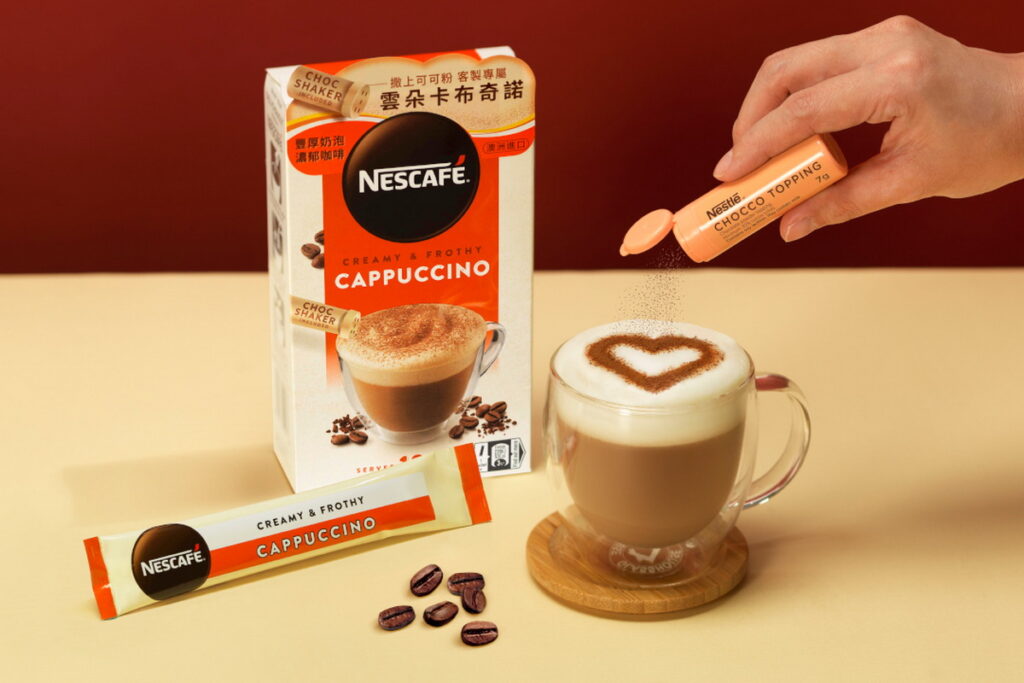 「雀巢咖啡雲朵卡布奇諾」產品內附一罐可可粉，消費者可在家客製調整可可濃度、或在雲朵般豐厚奶泡上撒出可愛圖案。