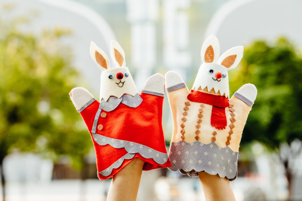 由無獨有偶工作室劇團設計立體造型的小兔子手套偶，2023春節邀請親子來歌劇院參與手作工作坊。（圖/歌劇院提供）
