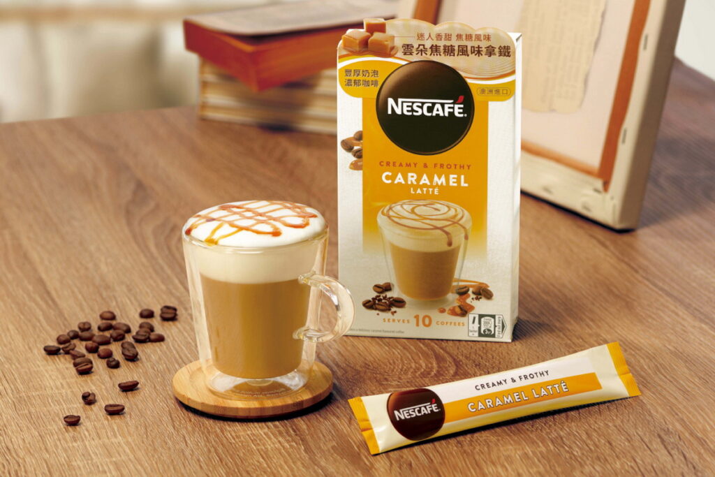 「雀巢咖啡雲朵焦糖風味拿鐵」融合濃郁咖啡與迷人焦糖，完美呈現咖啡館裡備受歡迎的經典口味。
