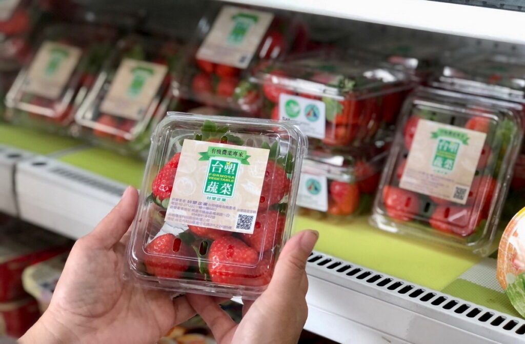 7-ELEVEN今年將草莓商品結構擴大至水果類別，於實體門市引進有機及產銷履歷的盒裝鮮果，每天限量開賣！