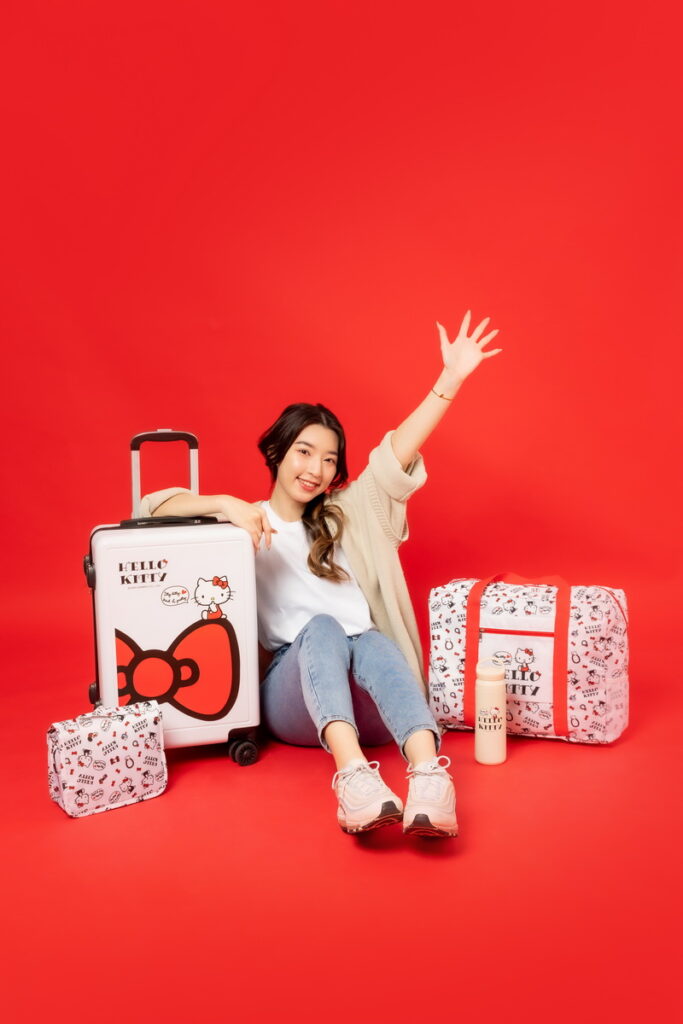 Hello Kitty控必收！佐登妮絲與Hello Kitty聯名加價購活動，祭出旅行盥洗收納包、多功能摺疊收納旅行袋、手提不鏽鋼保溫瓶及20吋行李箱，每一樣都令人迫不及待帶回家！