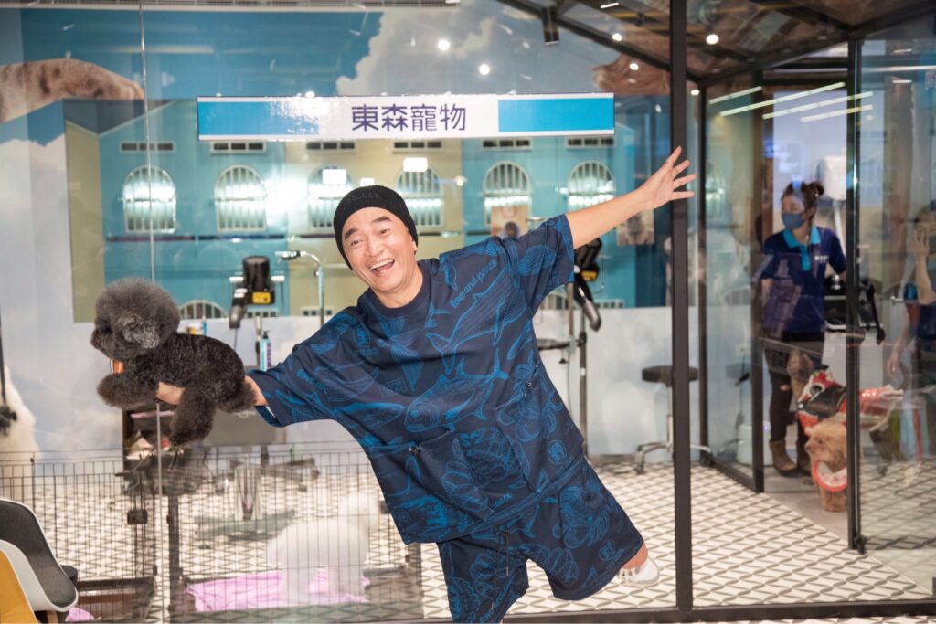 憲哥帶著全家人的10歲愛犬Bingo，來到台灣唯一一家的複合式人氣寵物友善便利商店「FamilyMart+東森寵物」及慈愛寵物健康檢查中心