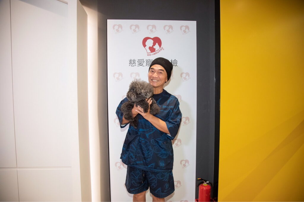 憲哥帶著全家人的10歲愛犬Bingo，來到台灣唯一一家的複合式人氣寵物友善便利商店「FamilyMart+東森寵物」及慈愛寵物健康檢查中心