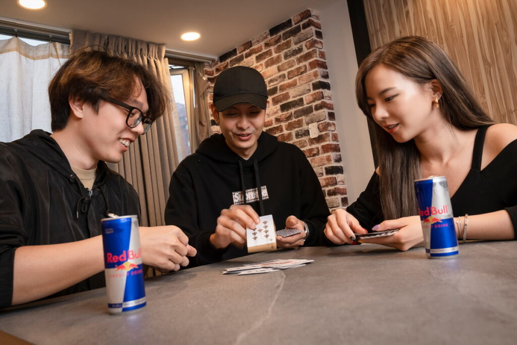 YouTuber奎丁搶先試玩Red Bull特製卡牌，經典的心臟病遊戲反而最能挑戰玩家反應，讓人直呼刺激。