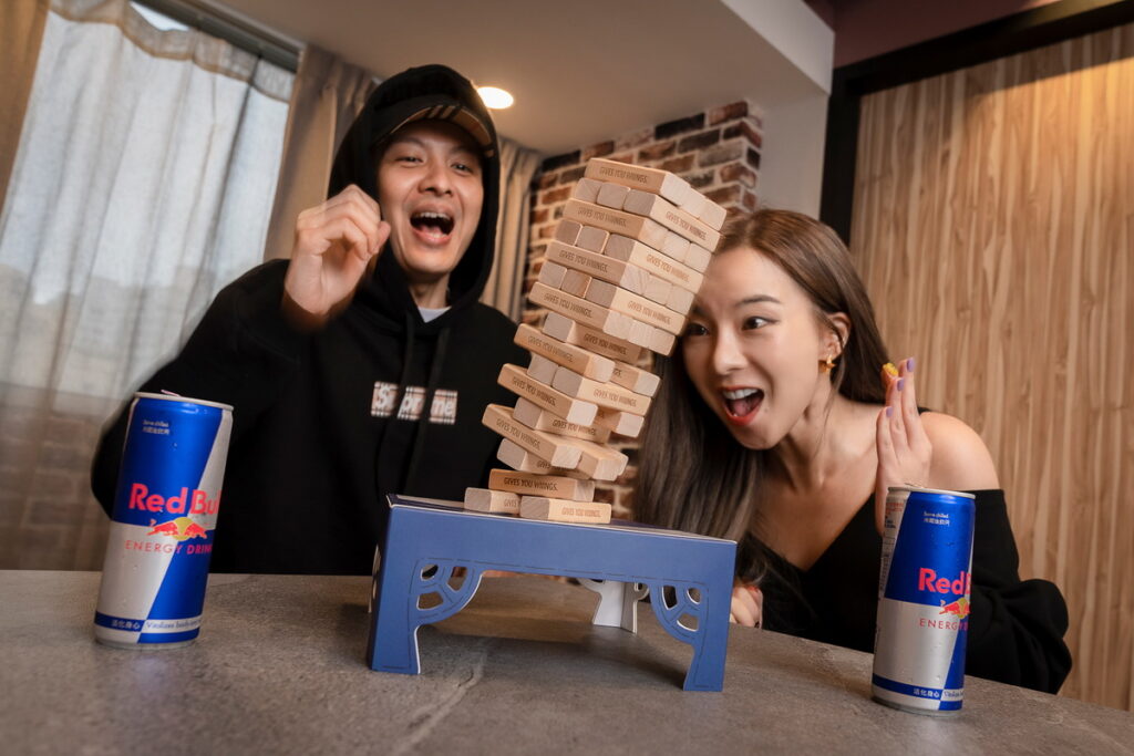 YouTuber奎丁搶先試玩Red Bull特製疊疊樂，簡單卻又最能挑動每個人的緊張神經，絕對能讓人嗨到最高點。