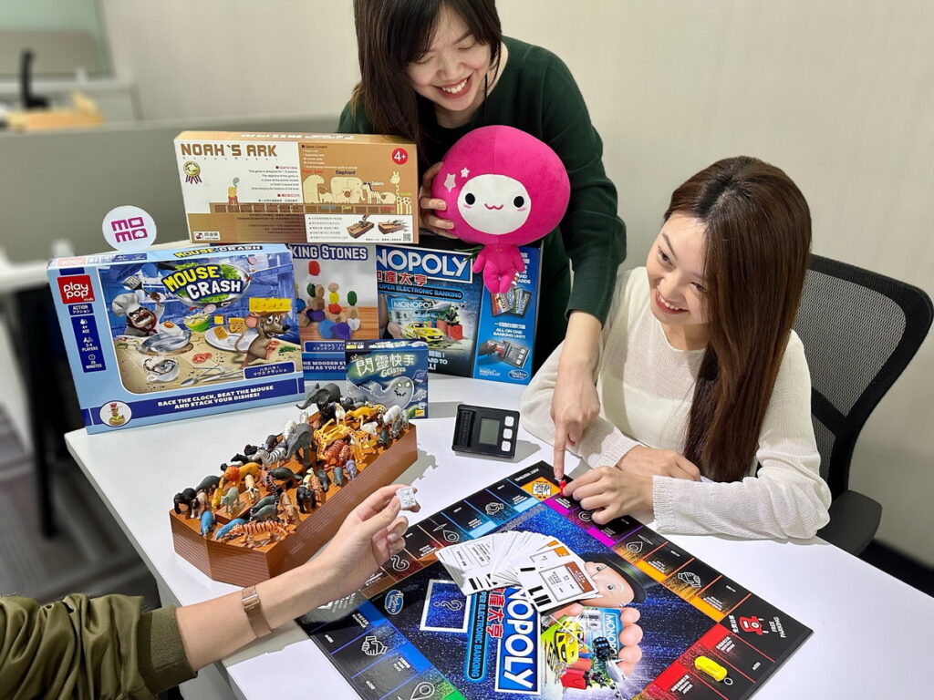momo打造《新年桌遊推薦》與《黑電新春大賞》活動延燒買氣，桌遊、電玩遊戲、影音設備、電動麻將桌65折起。