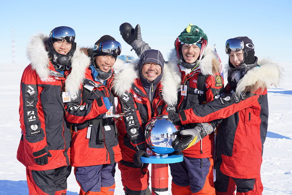 台灣南極探險隊成功抵達南極點合影_右一探險者林語萱_右二探險者宥勝_右三橘