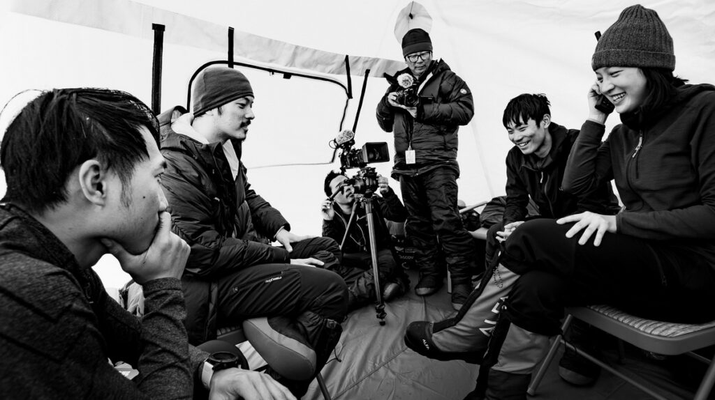 台灣南極探險隊員排隊等待打衛星電話回家_右一探險者林語萱_右二探險者吳昇