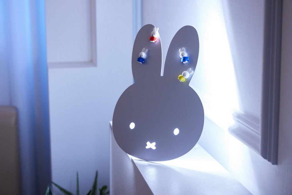 「造型磁鐵版氣氛燈」為站立式磁鐵板，含壁燈功能