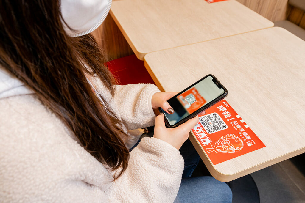 「KFC數位智能未來店」提供內用消費者便利行動掃碼點餐