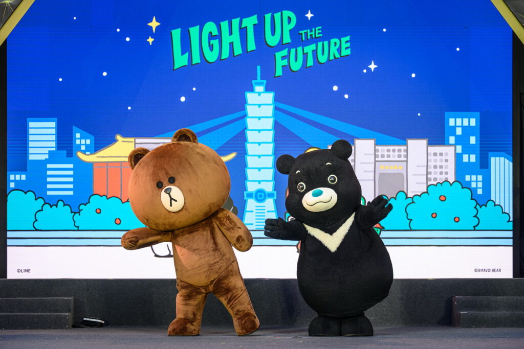 LINE FRIENDS「熊大 BROWN」與台北市「熊讚BRAVO」於「2023年台灣燈會在台北」記者會首度同台，一同迎接2023台灣燈會在台北