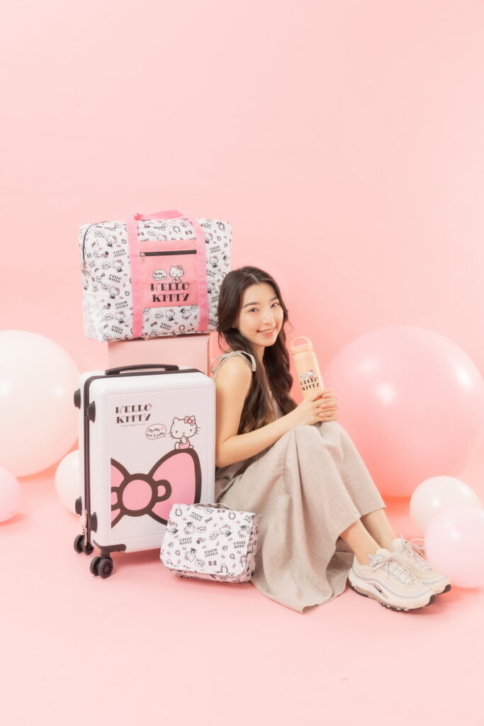 佐登妮絲X Hello Kitty聯名加價購商品，共4款兩色，讓你成為旅程中的嬌點，等待少女來收藏！