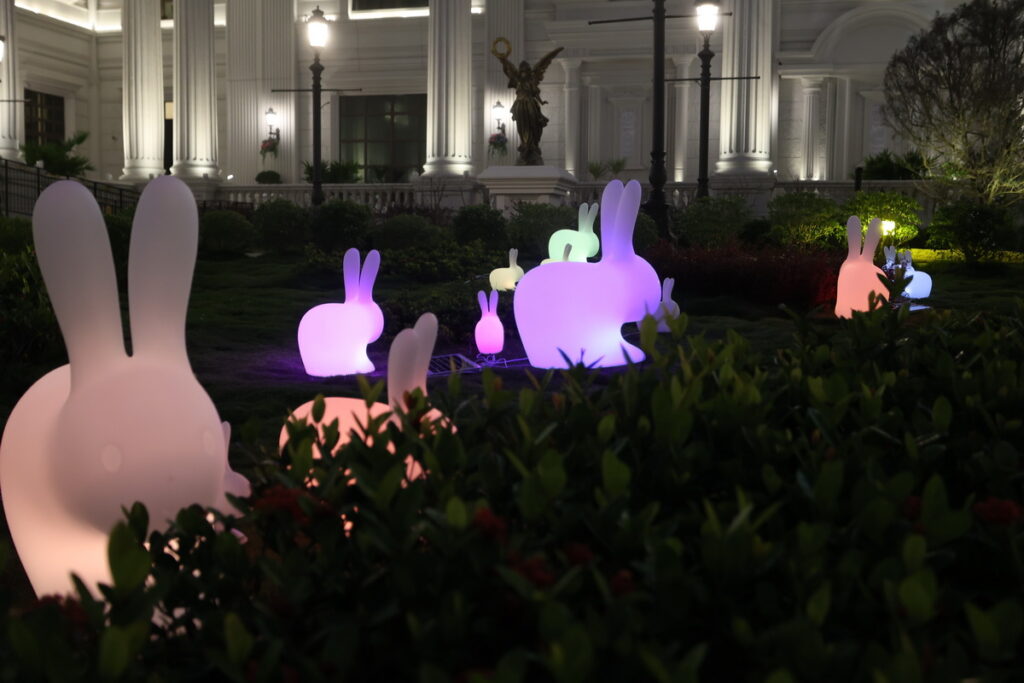 佐登妮絲城堡開辦「歐洲嘉年華」，不但帶給嘉義雪景春節，更打造限定兔年打卡點，全園區超過上百隻兔子帶給民眾好運勢，夜間還會變身可愛的彩色夜光兔！