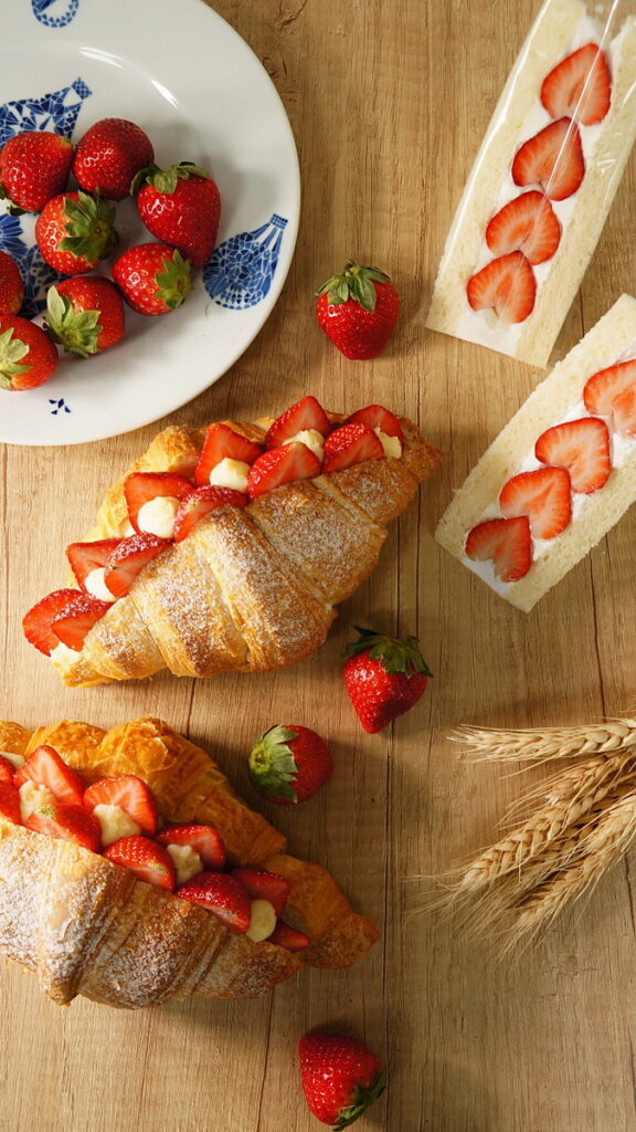 冬季絕對不能錯過療癒系草莓甜點，「普諾麵包坊」推出超過10款草莓系列商品，銅板價45元起，擄獲螞蟻人的味蕾。（圖／普諾麵包坊提供）