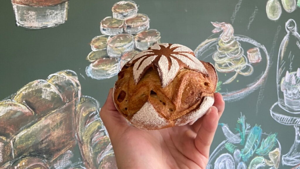 台中「嘎嗶惦」推出的《歐式水蜜桃》採自家培養的酵母菌，並選用東勢水蜜桃再以紅茶葉熬製入味，活動期間嚐鮮價NTD.120元_個