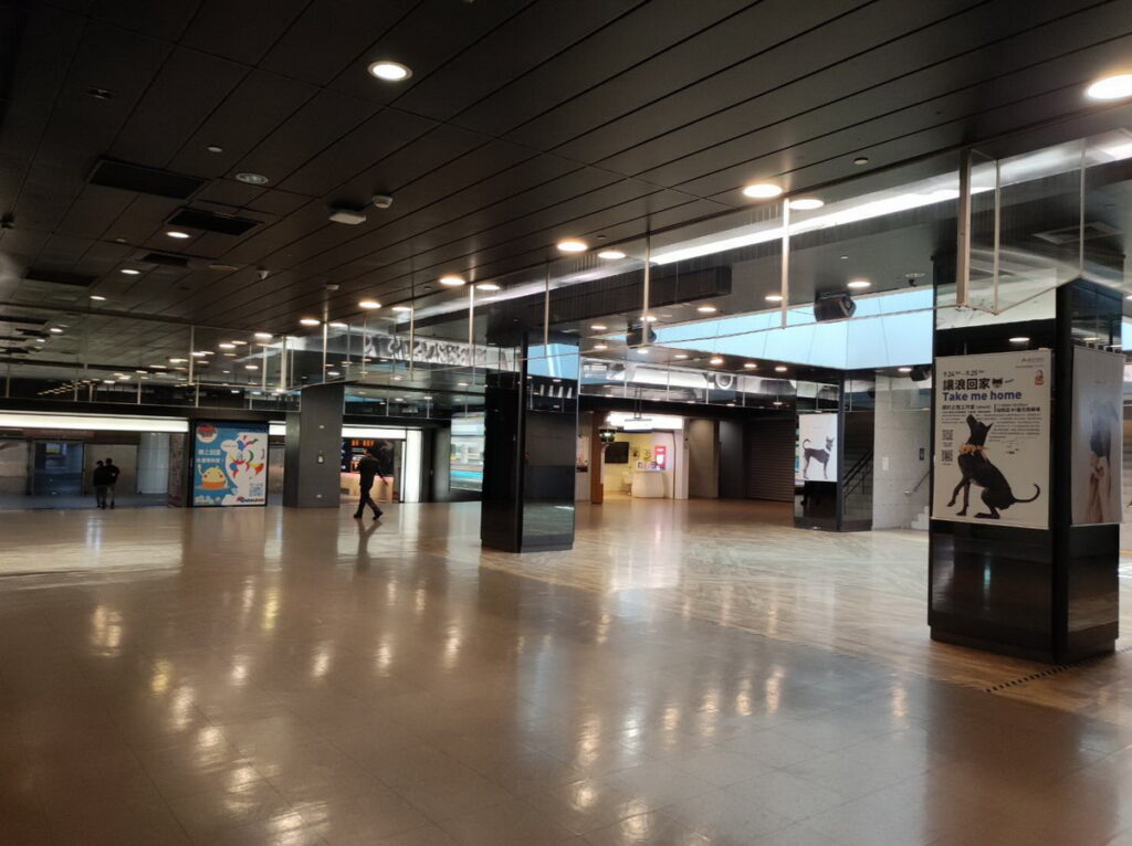 台北車站K區5000坪空間，每年平均4000萬人次進出，疫情前台北車站K區一年營收6億，疫情三年期間，平均一年營收4億，  東森購物預計4月1日接手台北車站K區經營
