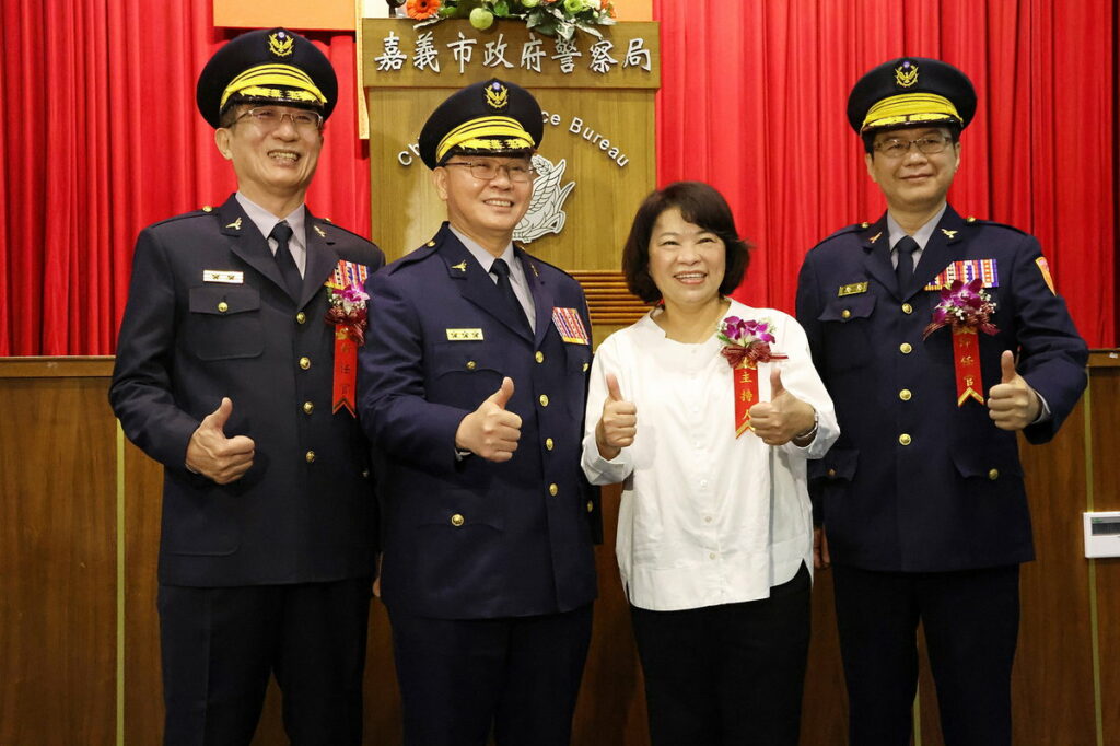合照(左起陳炯旭局長、方仰寧委員、市長、王文澤局長)