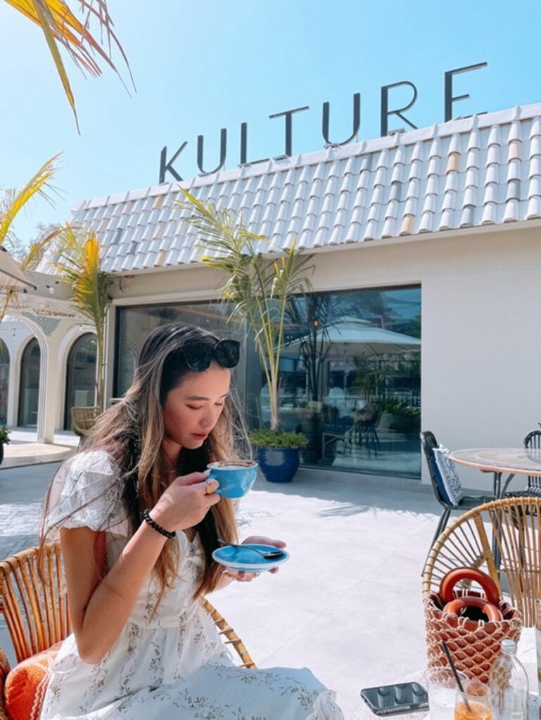 阿聯酋航空台灣空服員Anya推薦旅客至Kulture House Dubai享用下午茶，留下漂亮的紀念照。