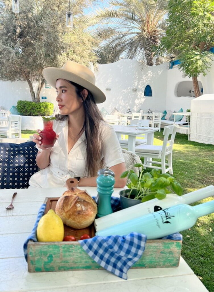 阿聯酋航空台灣空服員Anya推薦旅客至鮮魚海灘小館（Fish Beach Taverna）用餐，純白的建築及鵝卵石鋪成的小路，讓旅客彷彿一秒置身希臘。