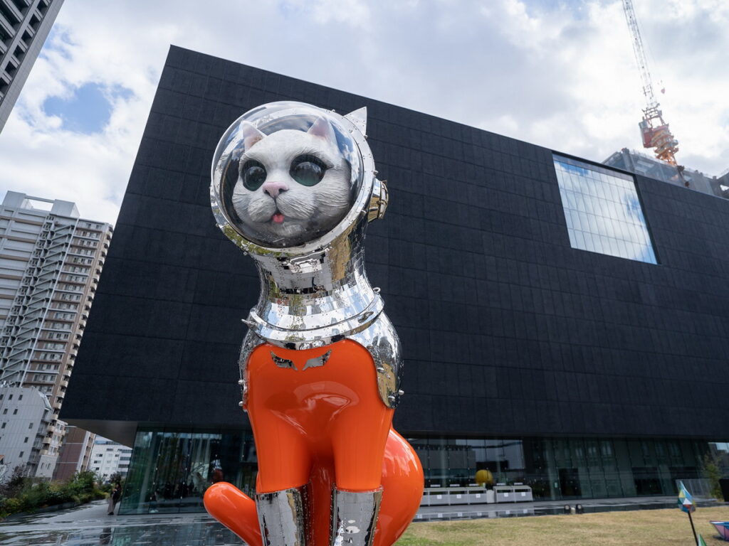 位於中之島美術館入口由當代藝術家矢延憲司創作的的雕塑作品「SHIP'S CAT（Muse）」，靈感來自大航海時代時，貓隨船員一同登船。「京阪控股株式會社」提供