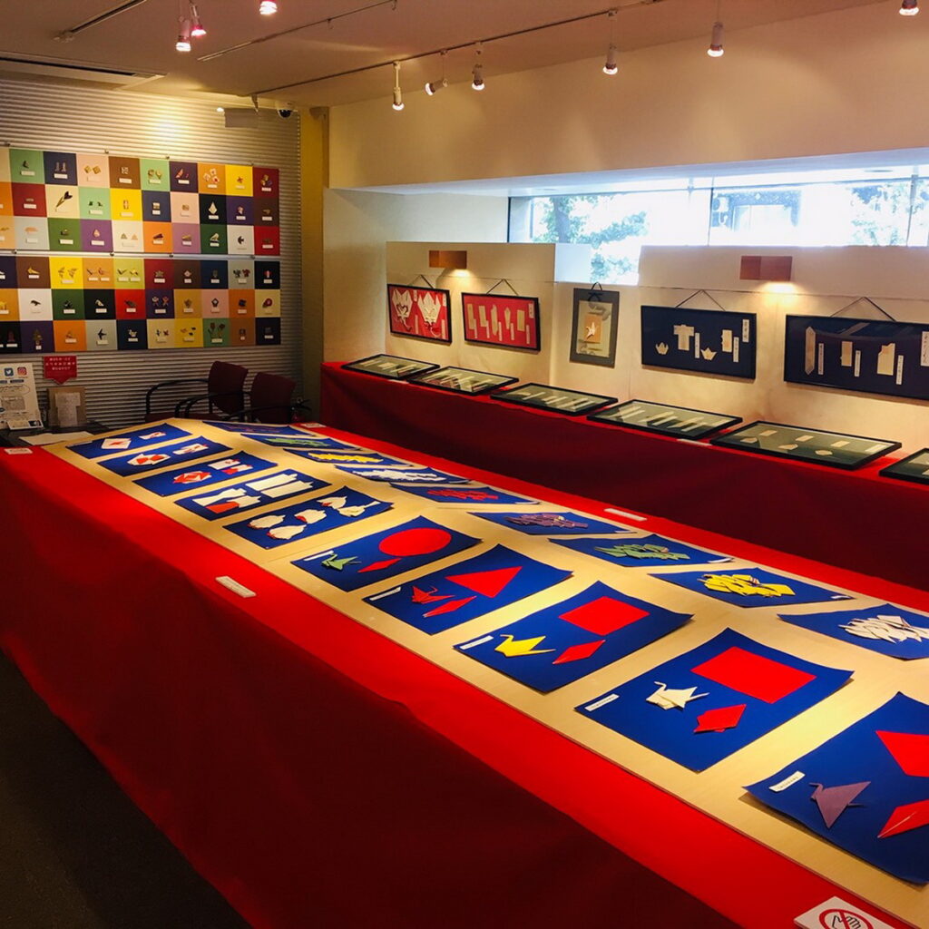 御茶水 折紙會館館內的藝廊，展示著各種企畫的折紙作品。喜歡藝文之旅的旅客，千萬不能錯過。（圖片來源：Ⓒ御茶水 折紙會館）